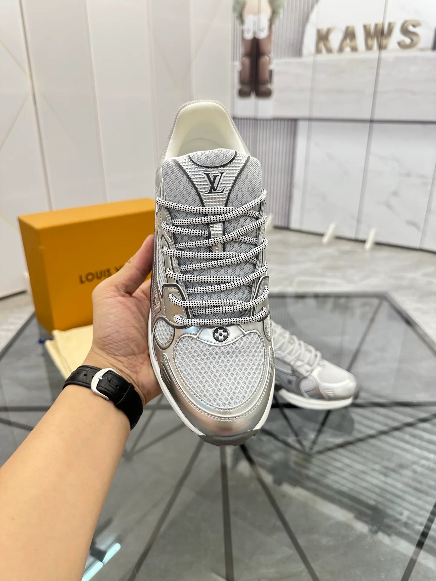 Men's shoes: 💰P660¥ Top quality Product trademark: LV* "Louis Vuitton*" low-top casual shoes Regular size: 35-44 (can be customized to 45.46) Couple style Product materials: Upper imported cowhide stitching original material, breathable lining, original outsole. Number: H218